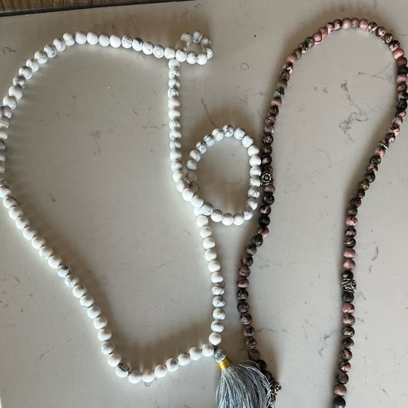 Howlite mandala crystal necklace - Picture 3 of 3